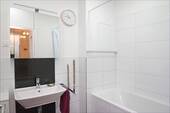Schlichtes Bad mit Wanne - 