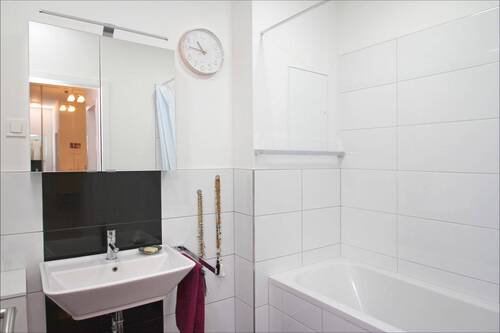 Schlichtes Bad mit Wanne - 