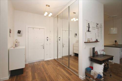 Großzügiges Entrée mit verspiegeltem Einbauschrank - 