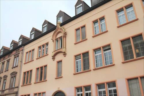 Straßenansicht des sanierten Gründerzeithauses - 