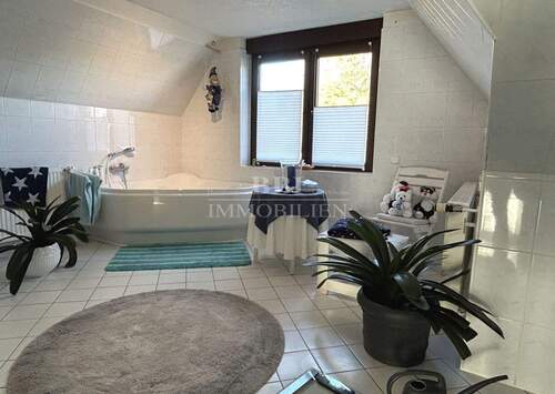 Vollbad mit großer Eckbadewanne - 