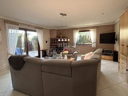 Wohnzimmer mit Zugang zur Terrasse - 