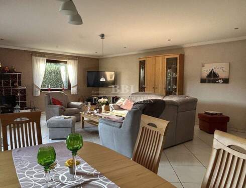 Wohnzimmer mit offenem Essbereich - 