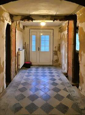 EG Flur mit Blick zum Hauseingang - 