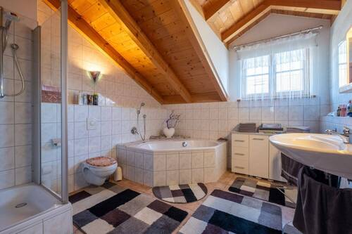 Großes Bad mit Wanne und Dusche - 