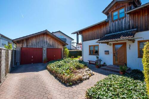 Eingangsbereich mit Garagen - 