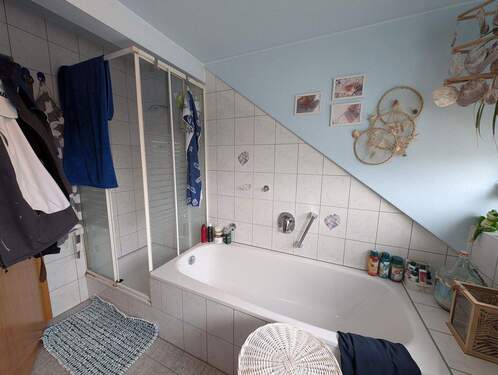 Bad mit Fenster - 2 Zimmer Etagenwohnung in Bibertal