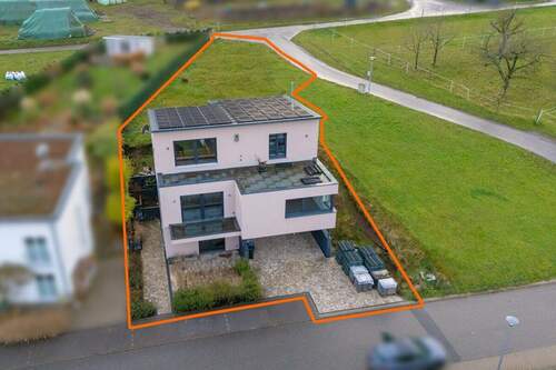 Luftansicht mit ungefährer Grundstücksmarkierung - 