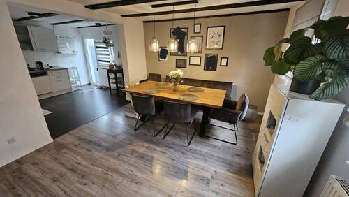 Wohnzimmer - Kernsaniertes Einfamilienhaus in GP-Faurndau - 4,5 Zimmer, 2 Bäder, Carport, Terrasse
