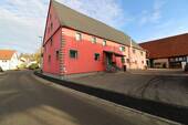 Hausansicht - Gelegenheit: Renoviertes MFH mit 12 Zimmern, großem Grundstück und 12 Stellplätze