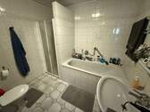 Bad mit Wanne und Dusche - 