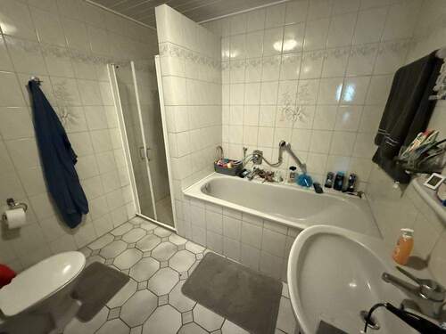 Bad mit Wanne und Dusche - 