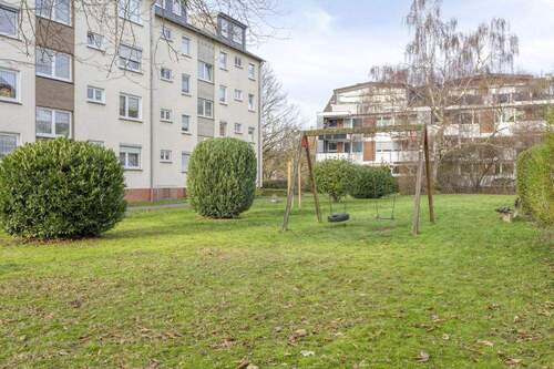 Hinteransicht mit Spielplatz - 