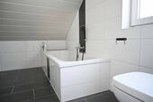 Badezimmer und Badewanne - 