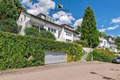 Außenansicht - WOHNGLÜCK MIT AUSSICHT IN TRAUMHAFTER SÜDHANGLAGE! 3-Zi. Wohnung mit Balkon, TG-Stpl. & Außenstpl.!