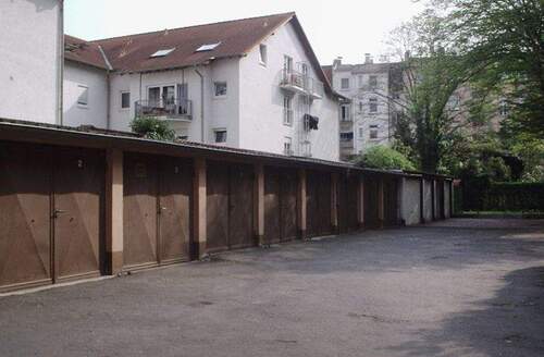 Objektansicht zum Hinterhof mit Blick auf die Garagen - 2 Zimmer Etagenwohnung in Offenbach am Main