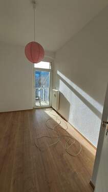 Zimmer 1 mit Balkon - 3 Zimmer Etagenwohnung in Chemnitz