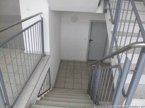 1056_Geschosstreppe - 3 Zimmer Etagenwohnung in Magdeburg