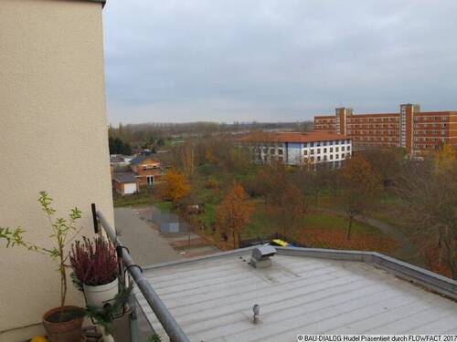 1056_Blick auf die Parkplätze und den See - 