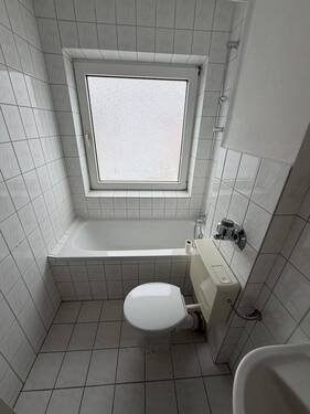 Bad mit Badewanne - 2 Zimmer Etagenwohnung in Kiel