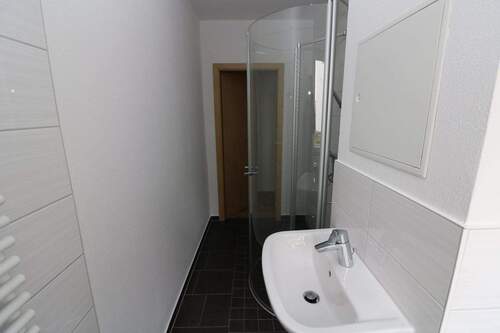 Beispiel Bad mit Dusche - 3 Zimmer Etagenwohnung zur Miete in Freiberg