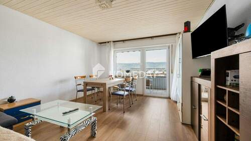 Wohnzimmer 1 - Charmante 3-Zimmer-Wohnung mit Westbalkon und Stellplatz in Stuttgart-Untertürkheim