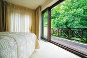 Schlafzimmer mit Zugang zur Dachterrasse - 