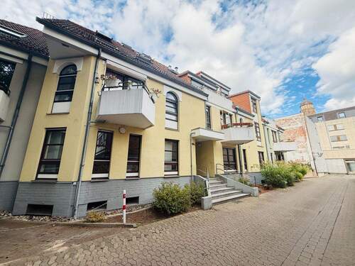 1 Hausansicht - Attraktive 3-Zimmer Erdgeschosswohnung mit TG-Stellplatz in der Göttinger Innenstadt