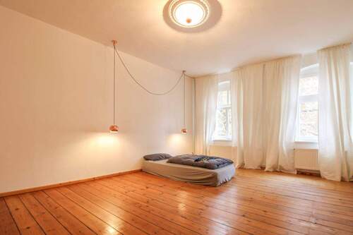 02. Geräumiges Wohnzimmer - Stilvolle Altbauwohnung mit großem Balkon in zentraler Lage von Berlin Mitte!