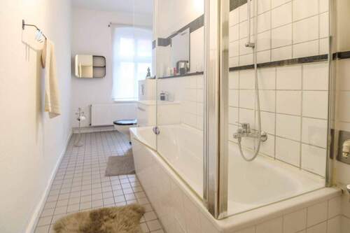 04. Tageslicht Badezimmer - Etagenwohnung mit 86,00 m² in Berlin zum Kaufen