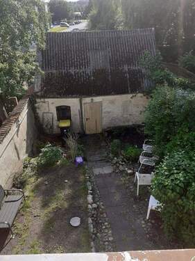 Blick in den Garten mit Hütte - 