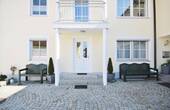 Hausansicht/gepflegter Eingangsbereich - 