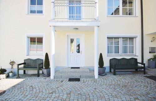Hausansicht/gepflegter Eingangsbereich - 