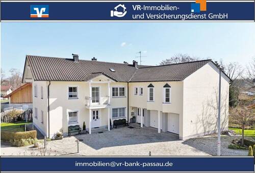 Hausansicht - 'Ein Refugium für Anspruchsvolle - Wohnen, Investieren und Genießen auf höchstem Niveau' Nähe 94072 Bad Füssing