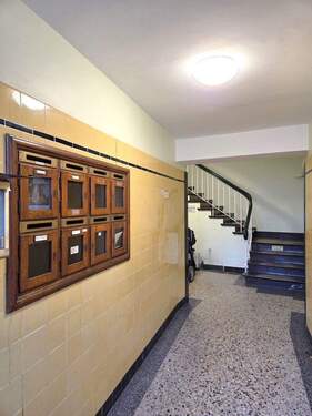 Hauseingang - 3 Zimmer Etagenwohnung zum Kaufen in Lübeck