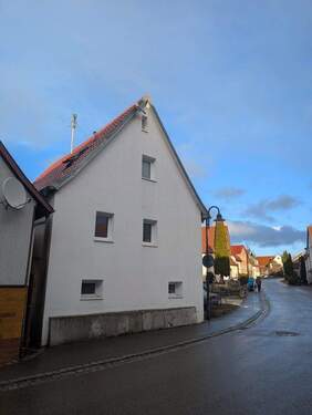 Ansicht Haus - 4 Zimmer Einfamilienhaus zum Kaufen in Münsingen-Trailfingen