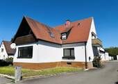 Charmantes Gebäude mit drei Giebel + Gewerbehallen in sonniger Lage - Frisch modernisiertes 1-2 Fam.-Wohnhaus mit mehreren HallenGaragen im stadtnahen Grün, Nfl. 900m², Wfl. 155m², Grund 1.919