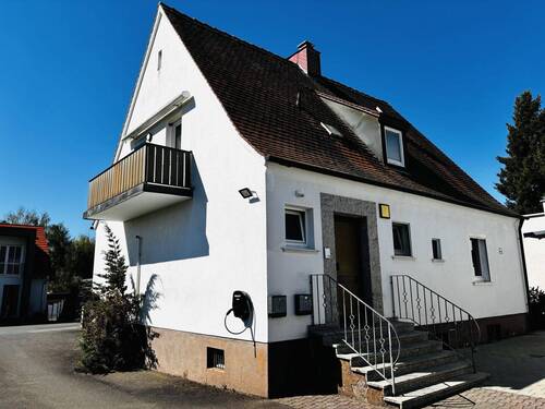 Nordostansicht mit Balkon und Hauseingang - 