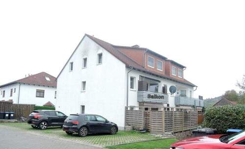 Hausansicht mit Balkonen - Sehr gepflegte Etagenwohnung mit Balkon und Stellplatz in ruhiger Wohnlage in Langenholtensen