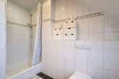 Badezimmer mit Dusche - 