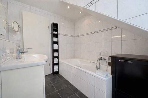 Badezimmer mit Badewanne - 