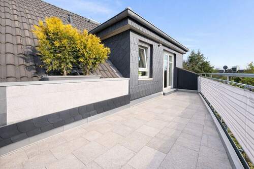 Balkon - Außergewöhnliche Dachgeschosswohnung mit großzügigem Wohnbereich und Süd-West-Balkon