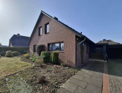 Ansicht Straße - Einfamilienhaus (freistehend) - 340.000,00&nbsp;EUR Kaufpreis, ca.&nbsp; 127,00&nbsp;m&sup2;&nbsp;Wohnfl&auml;che