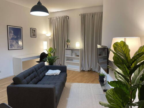 Wohnzimmer mit Küche - 2 Zimmer Etagenwohnung zum Kaufen in Berlin