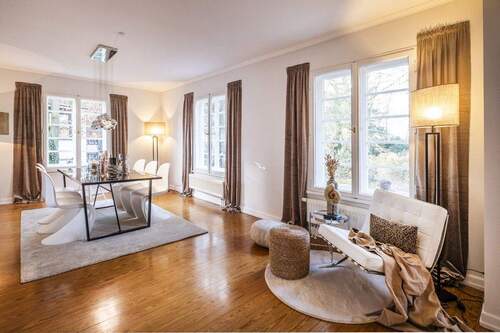 Wohn- und Essbereich im Erdgeschoss mit Blick auf die Teichwiesen - 8 Zimmer Einfamilienhaus in Hamburg