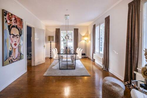 Großzügiger Ess- und Wohnbereich im Erdgeschoss mit Bick auf die Teichwiesen - 