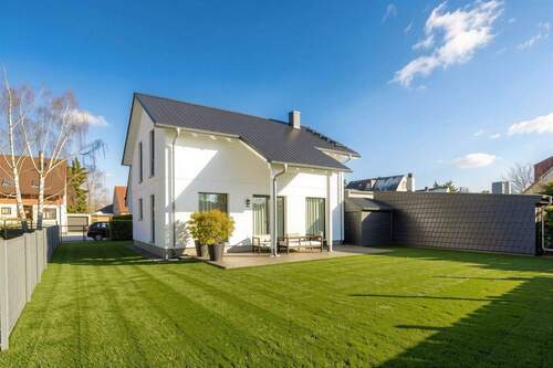 Rückansicht - (KI optimiert) - 4 Zimmer Einfamilienhaus zum Kaufen in Berlin