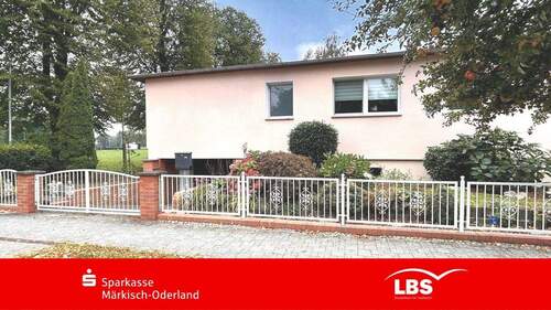 Straßenansicht - Wohnen mit Loggia und Garten - 240.000,00&nbsp;EUR Kaufpreis, ca.&nbsp; 102,00&nbsp;m&sup2;&nbsp;Wohnfl&auml;che