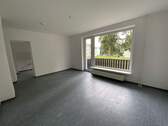 Wohnzimmer mit Panoramafenster und Zugang zum Balkon.JPG - Helle 3-Zimmer Wohnung mit Balkon im Pinienhain zu vermieten