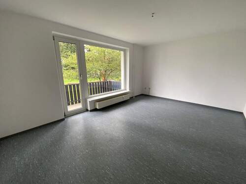 Wohnzimmer mit Panoramafenster und Zugang zum Balkon (2).JPG - 3 Zimmer Etagenwohnung zur Miete in Stadtallendorf